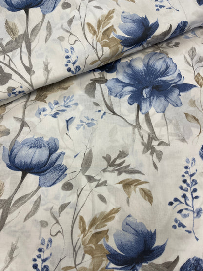 100% cotton fabric - blue floral motif on a white background 125 g/m²