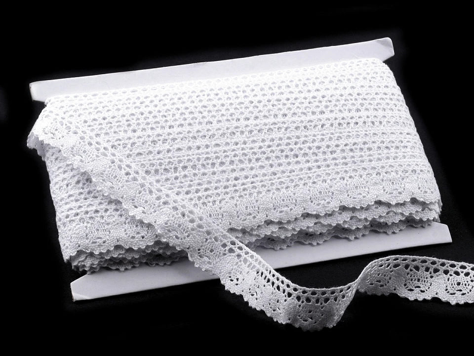 Attēls ar 100% Kokvilnas mežģīne 2,5 cm - balta – pieejams Šarlotes audumi