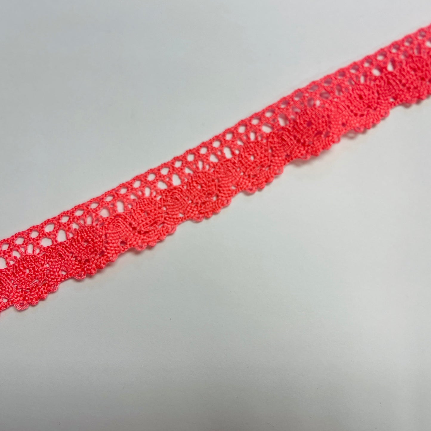 Image avec dentelle 100 % coton 2,5 cm - corail – disponible chez Šarlotes audumi