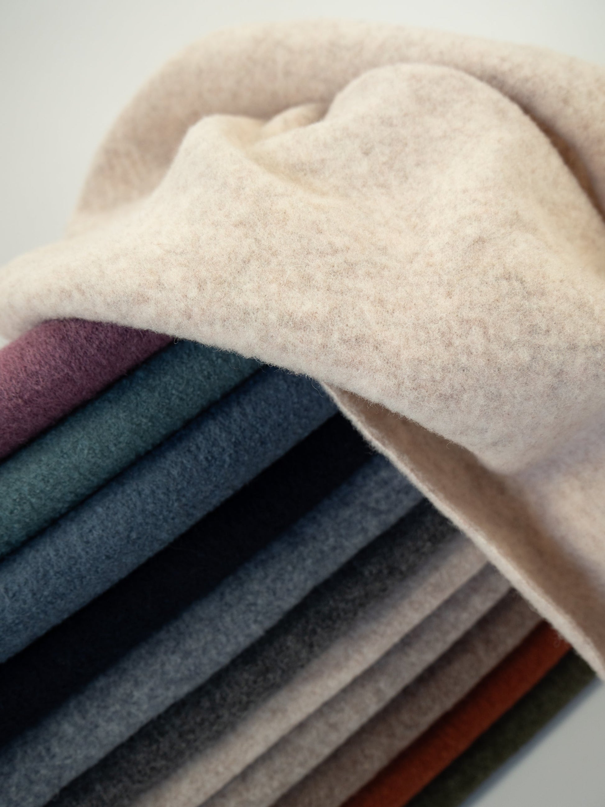 Image de polaire 100 % laine, gris foncé chiné 385 g/m² – disponible chez Šarlotes audumi
