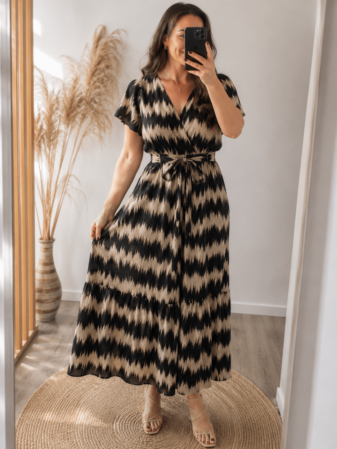 Image de tissu 100 % viscose, motif beige et noir, 135 g/m² – disponible en ligne chez Šarlotes audumi