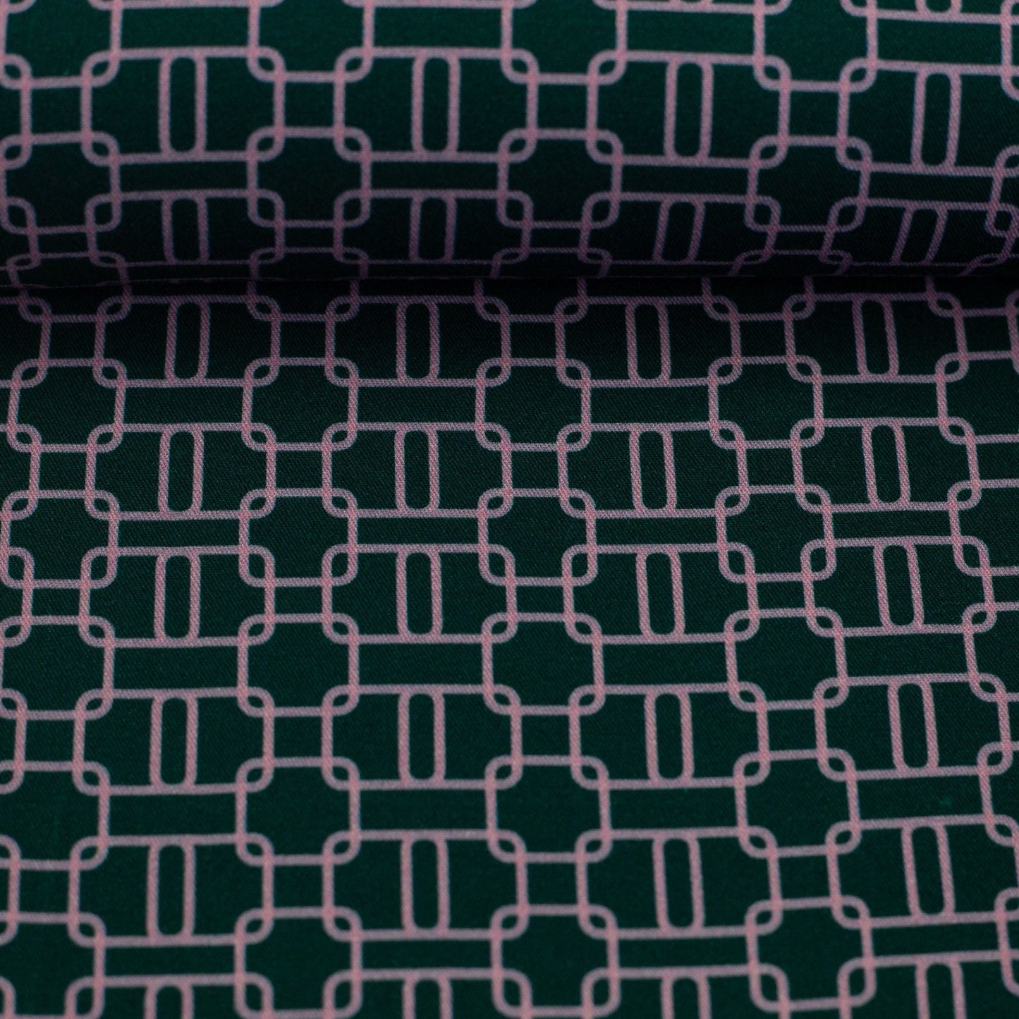 Image de tissu 100 % viscose à motif géométrique, 135 g/m² – disponible en ligne chez Šarlotes audumi