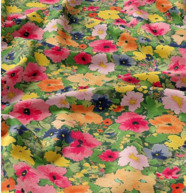 alt
Image with 100% viscose fabric - a painterly summer floral motif 125 g/m² – available at Šarlotes audumi