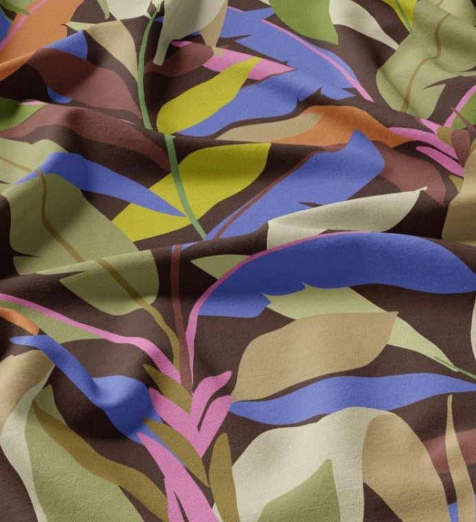 Image de tissu 100 % viscose à feuilles tropicales colorées 125 g/m² – disponible chez Šarlotes audumi