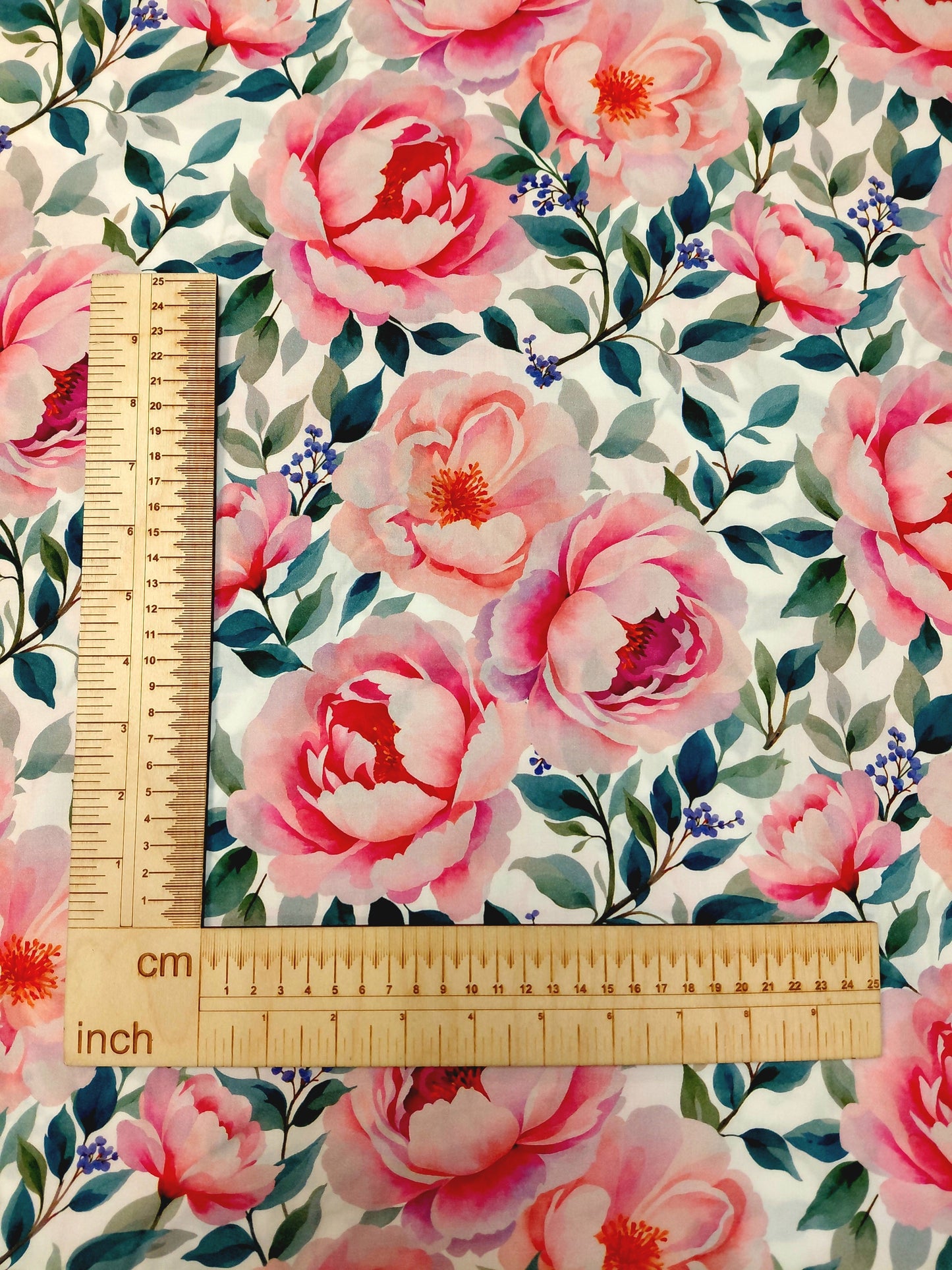 Image avec tissu 100 % viscose - églantines 135 g/m² – disponible chez Šarlotes audumi
