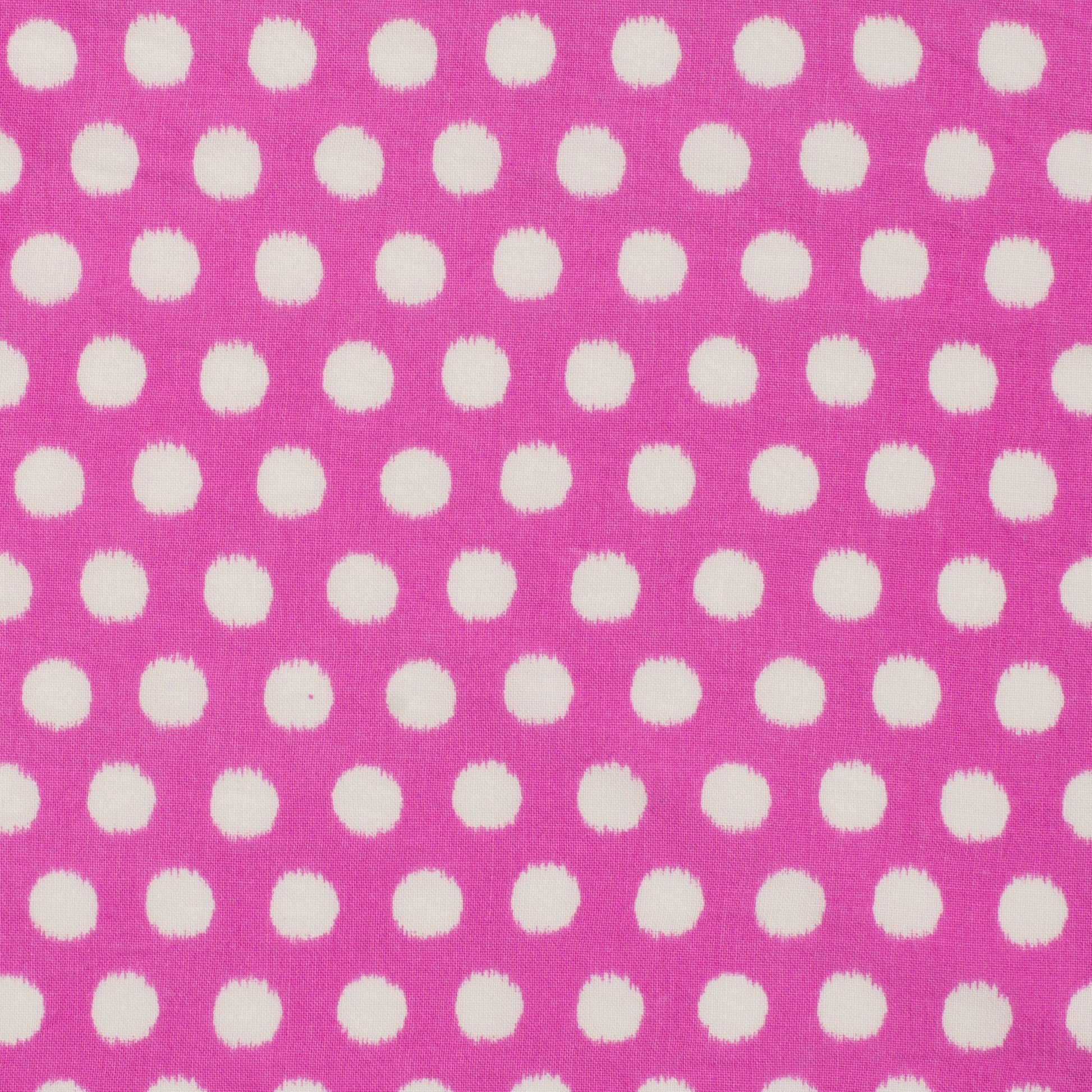 Image d’un tissu 100 % viscose à pois sur fond rose – disponible en ligne chez Šarlotes audumi