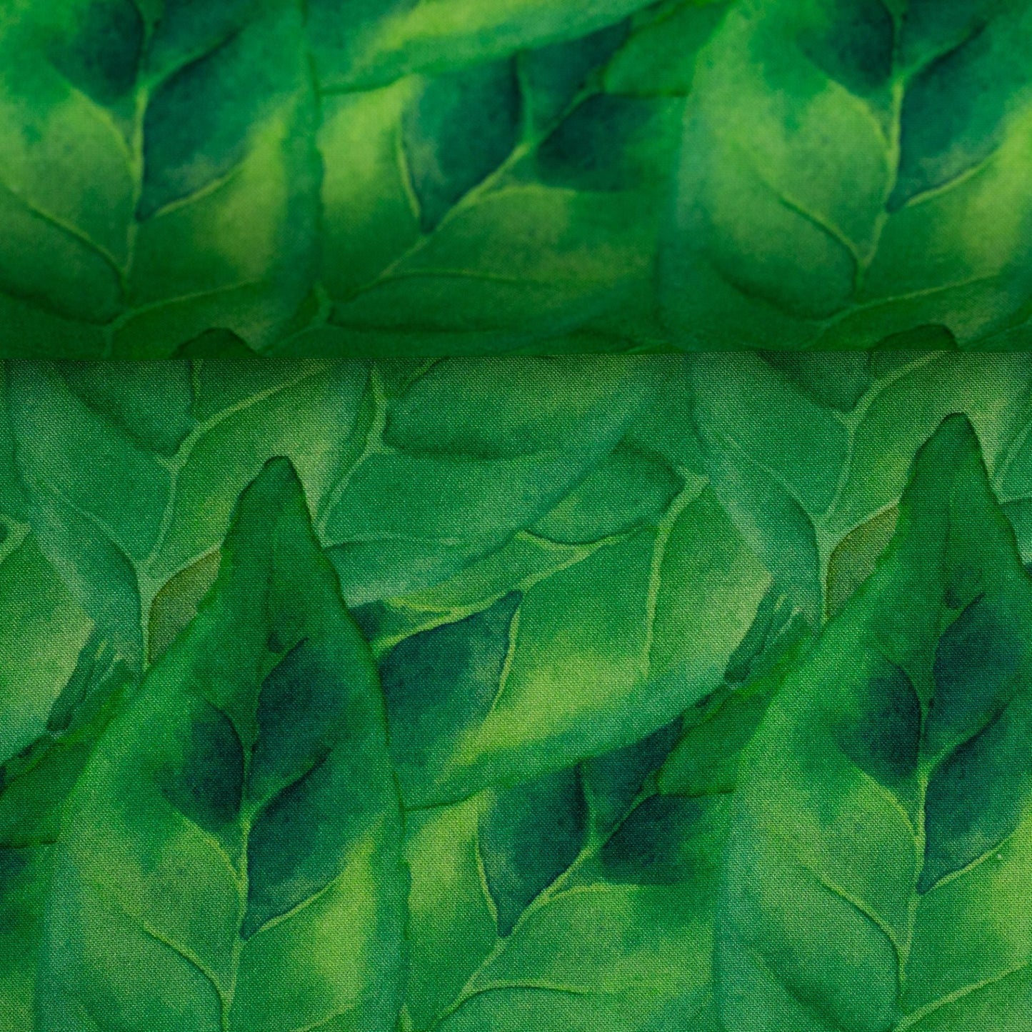 Image d’un tissu 100 % viscose - feuillage émeraude 125 g/m² – disponible chez Šarlotes audumi