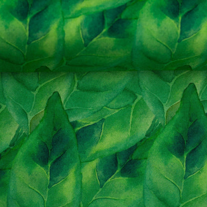 Image d’un tissu 100 % viscose - feuillage émeraude 125 g/m² – disponible chez Šarlotes audumi