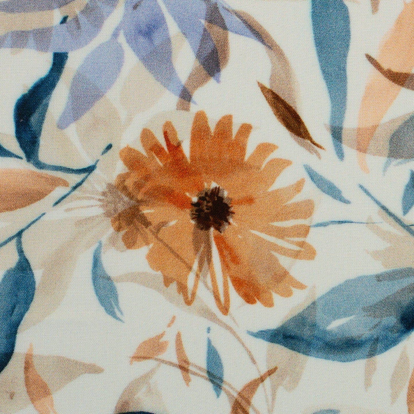 Bild mit 100% Viskosegewebe, blauem und orangefarbenem Blumenmuster – online erhältlich bei Šarlotes audumi