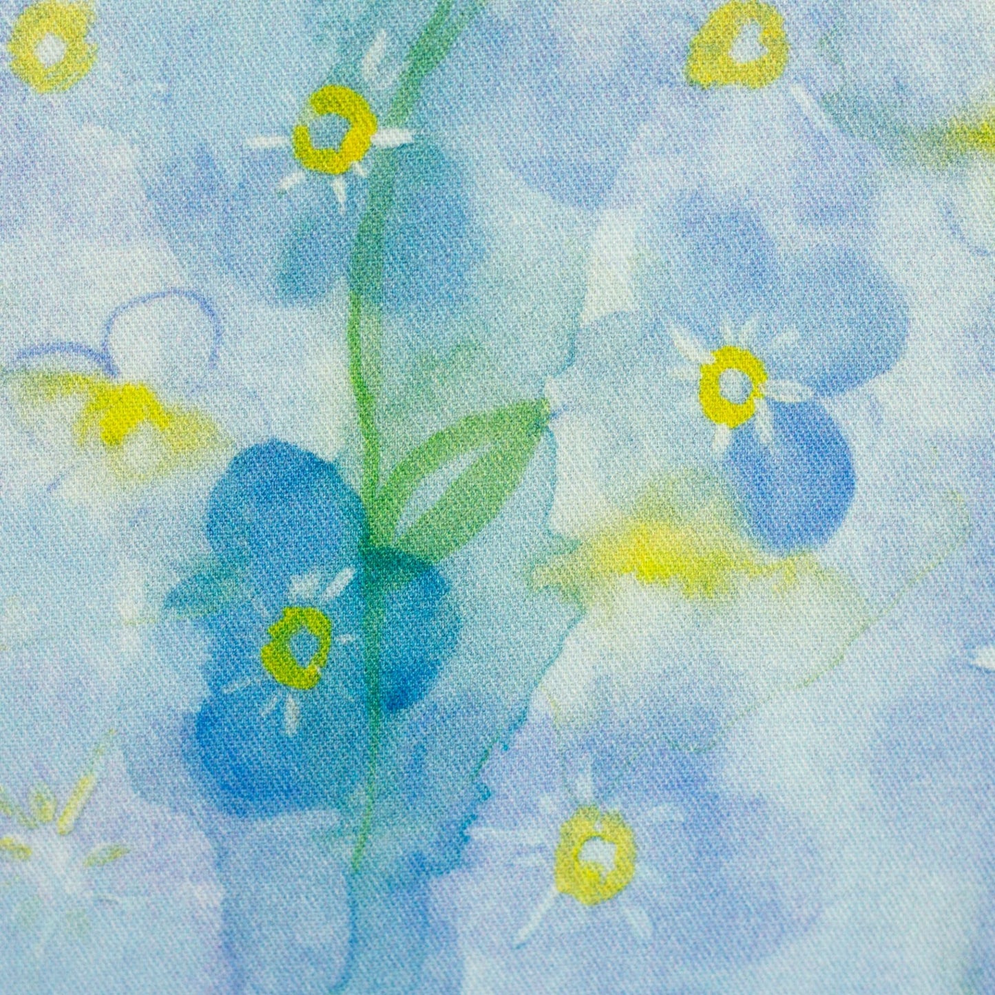 Image de tissu 100 % viscose, bleu, motif floral aquarelle, 135 g/m² – disponible en ligne chez Šarlotes audumi