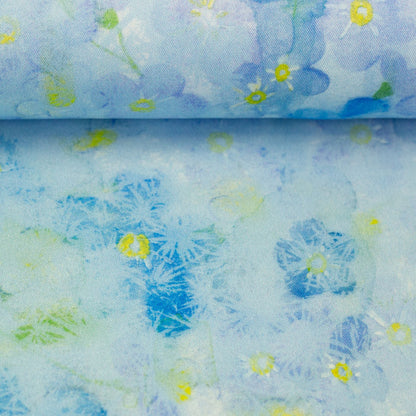Image avec tissu 100 % viscose, motif floral aquarelle bleu, 135 g/m² – disponible en ligne chez Šarlotes audumi
