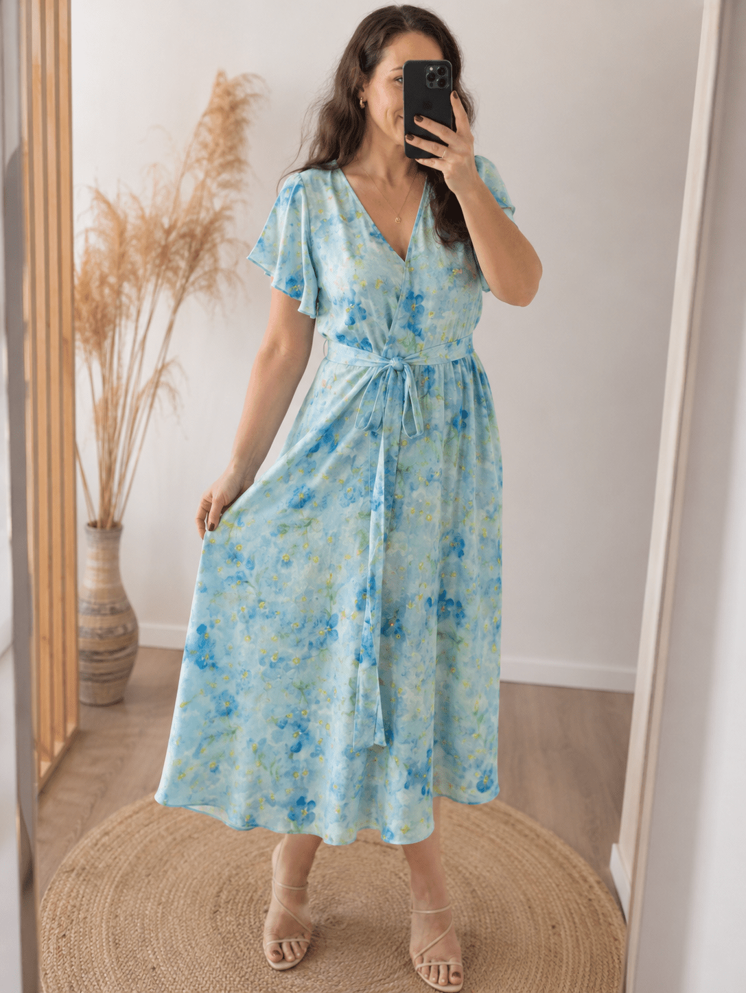 Image avec tissu 100 % viscose, aquarelle florale bleue, 135 g/m² – disponible en ligne chez Šarlotes audumi
