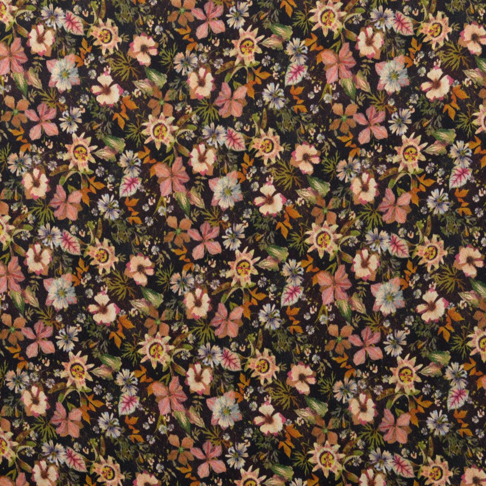Image de satin 100 % viscose à fleurs sauvages – disponible en ligne chez Šarlotes audumi
