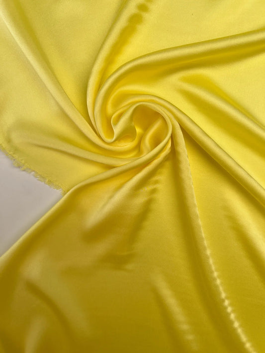 Tissu satiné 100 % soie jaune – Italie, avec un léger défaut – disponible en ligne chez Šarlotes audumi