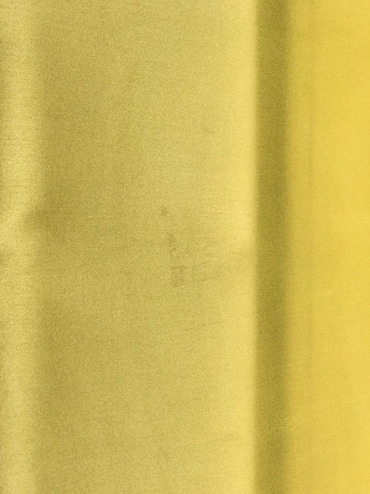 Tissu satin de soie 100 % jaune – Italie, avec un léger défaut – disponible en ligne chez Šarlotes audumi