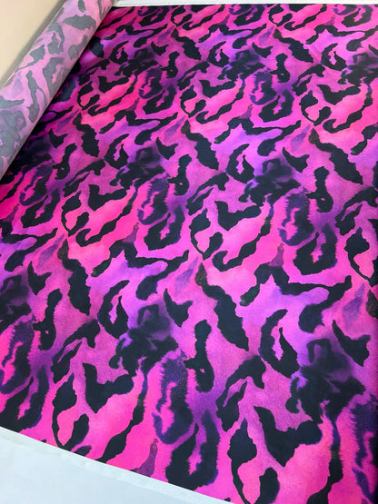 100 % satin de soie - motif animal sur fond fuchsia 80 g/m²
