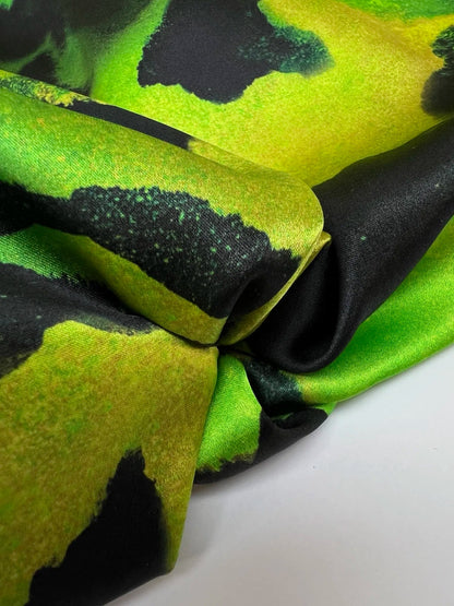 100% Silk Satin - pattern on a green background 80 g/m²