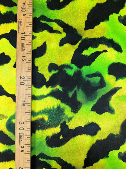 100% Silk satin - pattern on green background 80 g/m²