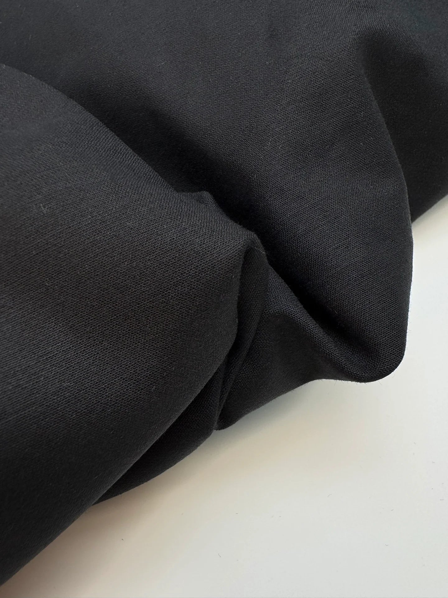 Tissu de costume noir en coton avec élasthanne et effet moiré – Italie