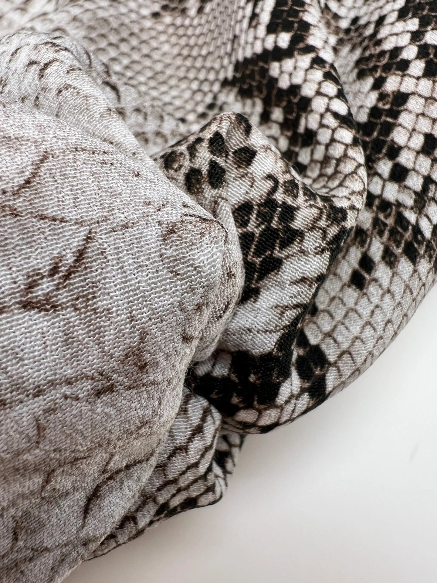 Tissu crêpe en viscose à motif peau de serpent dans des tons beiges – Italie
