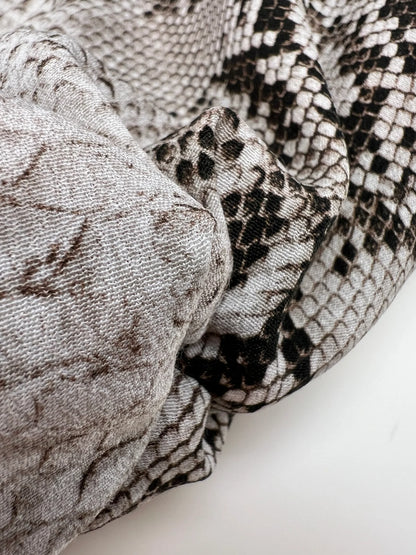 Tissu crêpe en viscose à motif peau de serpent dans des tons beiges – Italie
