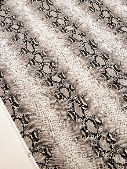 Tissu crêpe en viscose à motif peau de serpent dans des tons beiges – Italie