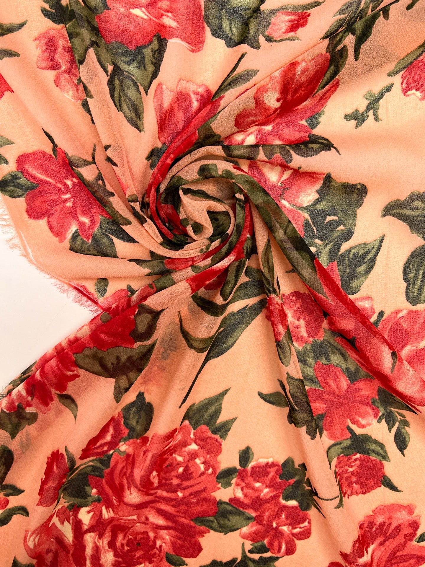 Tissu crêpe en polyamide avec motif floral rouge sur fond beige – Italie