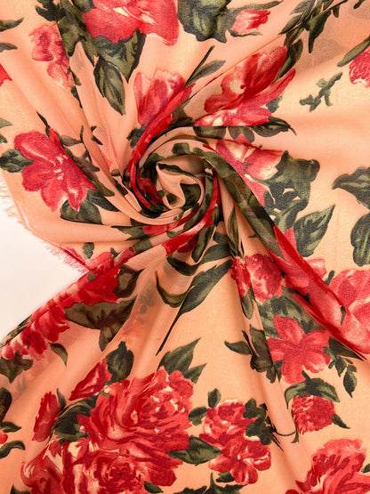 Tissu crêpe en polyamide avec motif floral rouge sur fond beige – Italie