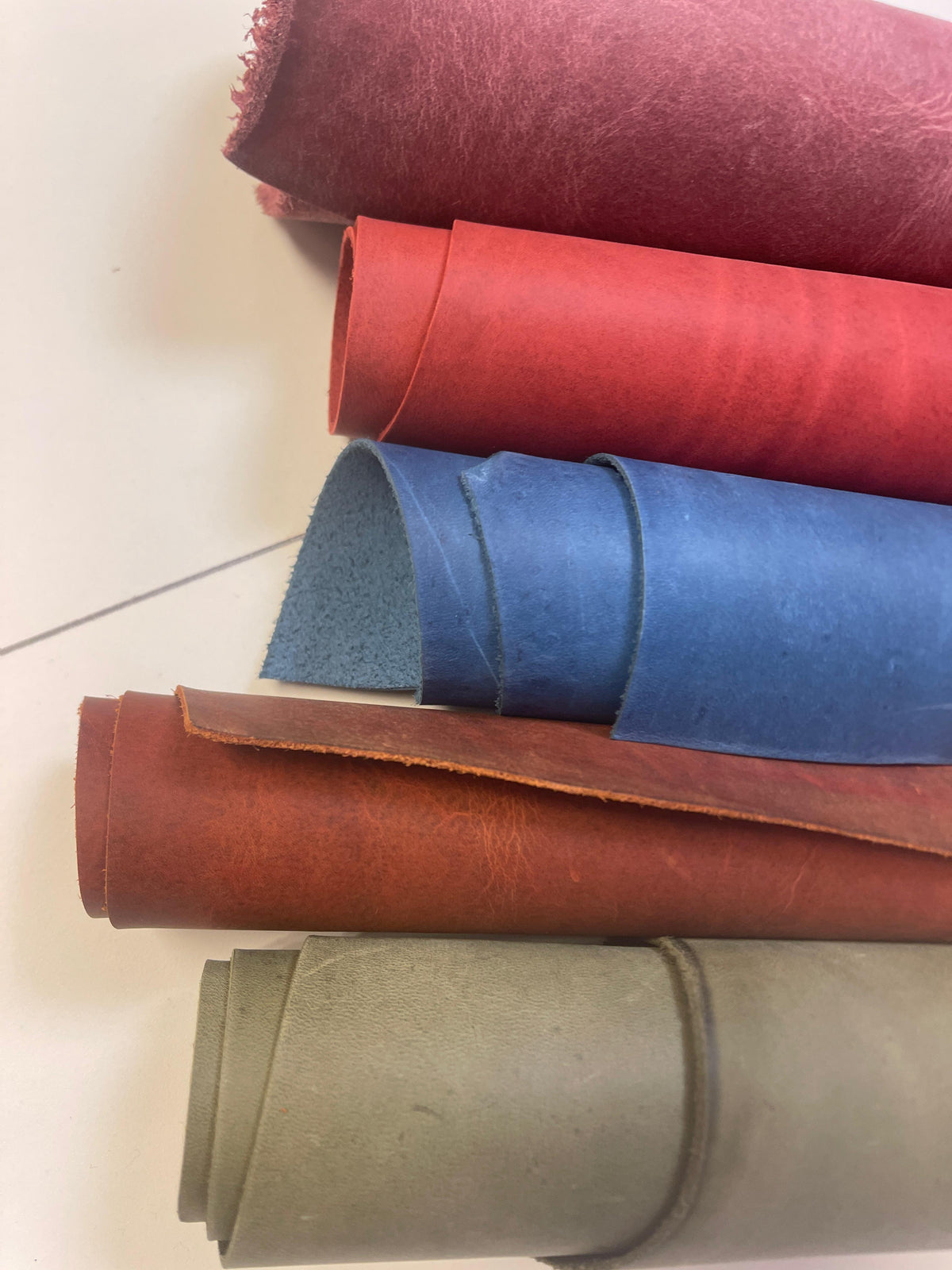 Image with 5. Natural Crazy Horse leather, durable, flexible and characterized by its vintage look. 1.2–1.5 mm – available online at Charlotte's Fabrics