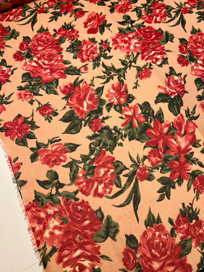Tissu crêpe en polyamide avec motif floral rouge sur fond beige – Italie