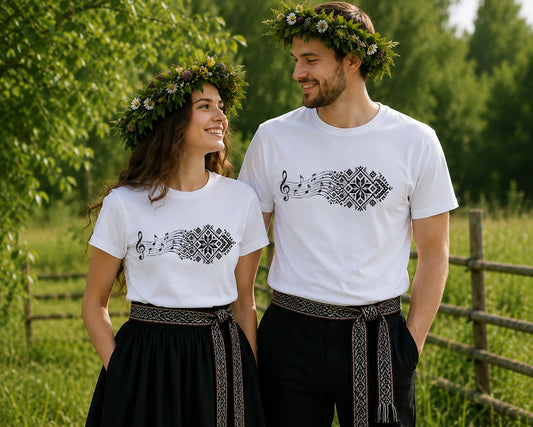 Organiskās kokvilnas T-krekls "Nošu un latviskā raksta dizains"