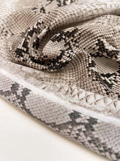 Tissu crêpe en viscose à motif peau de serpent dans des tons beiges – Italie
