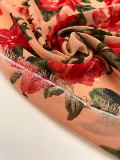 Tissu crêpe en polyamide avec motif floral rouge sur fond beige – Italie