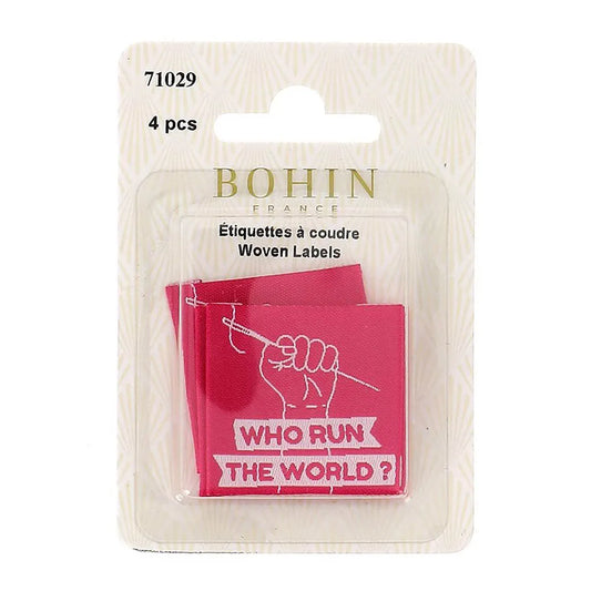Bohin iešujamas apģērbu etiķetes “Who Run The Word” – 35 × 35 mm, 4 gab.