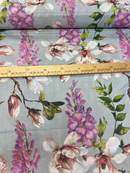 100% Kokvilnas audums-magnolijas uz pelēka