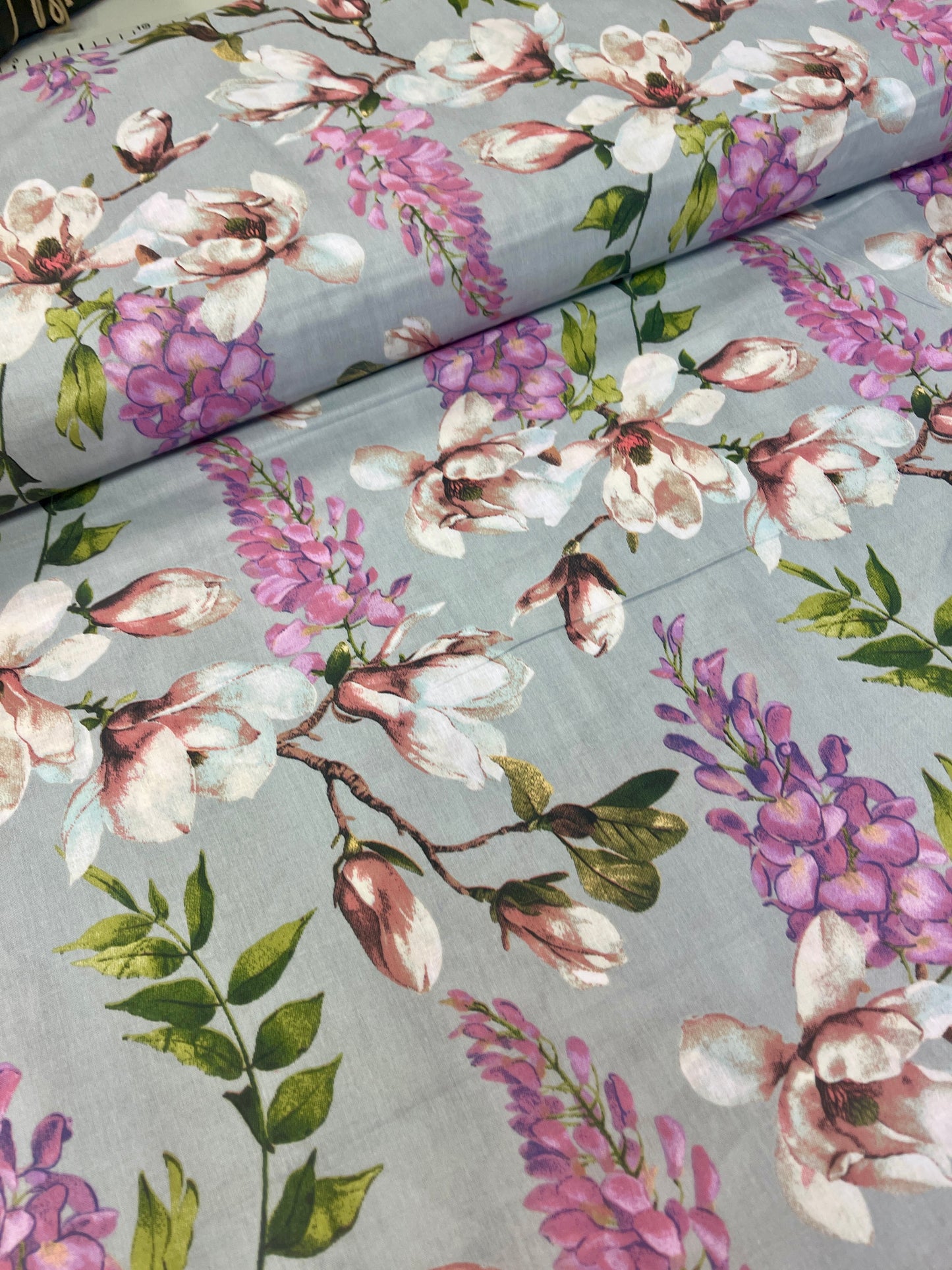 100% Kokvilnas audums-magnolijas uz pelēka