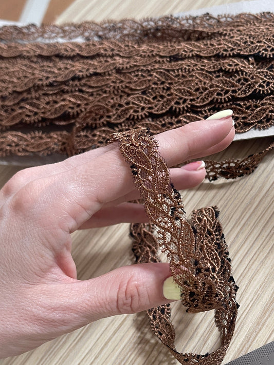 Izšūta mežģīnes lenta 1.5 cm-brūna ar melniem akcentiem