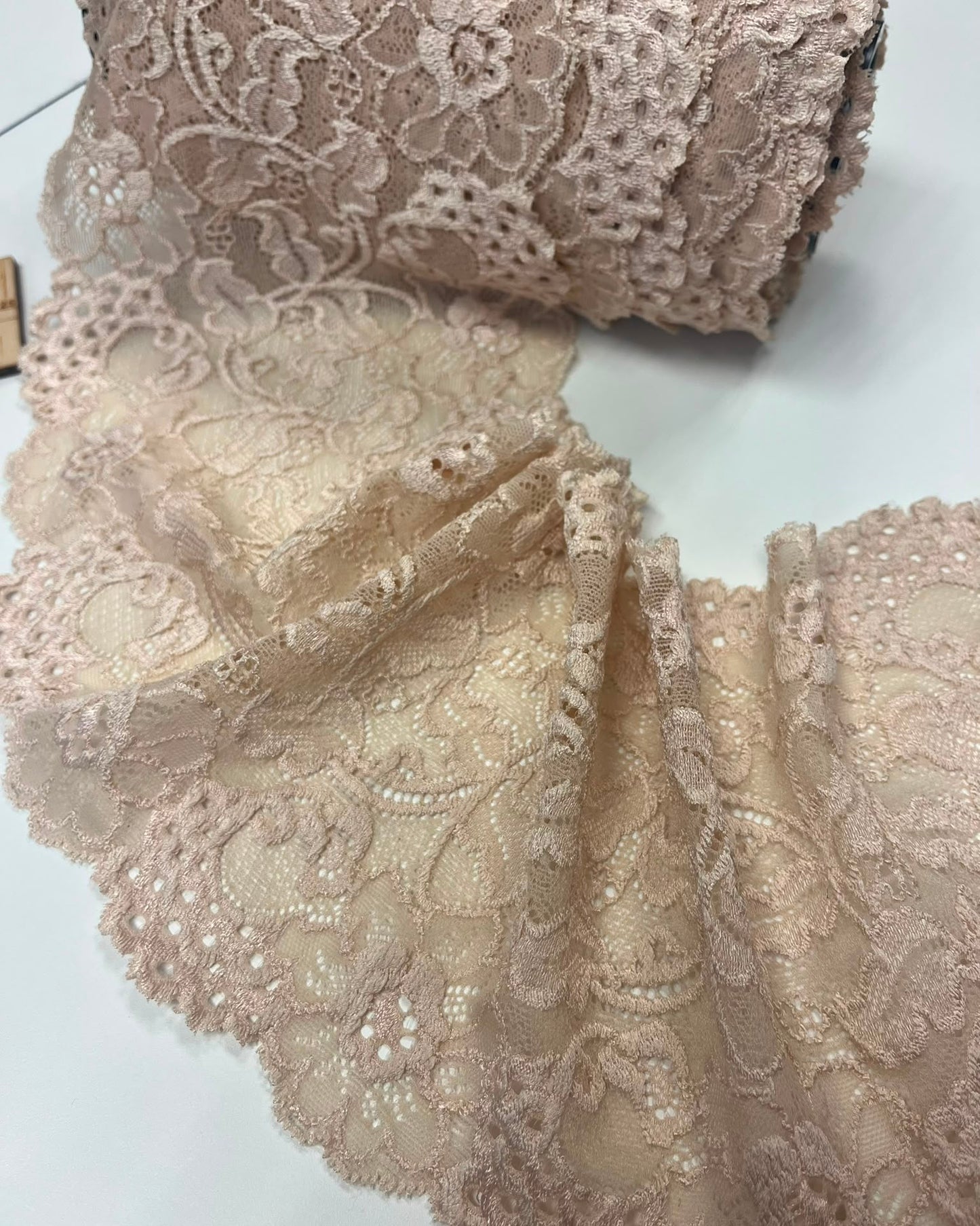 Elastīga mežģīne 16 cm-silti bēša
