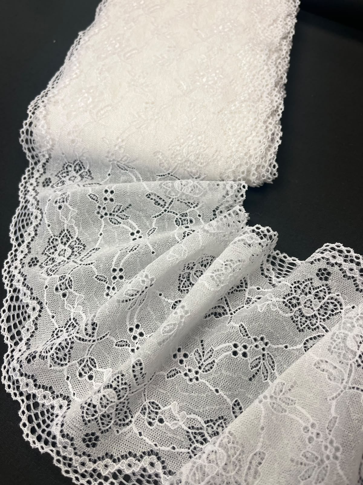 Elastīga ziedu mežģīne 17 cm-sniega balta
