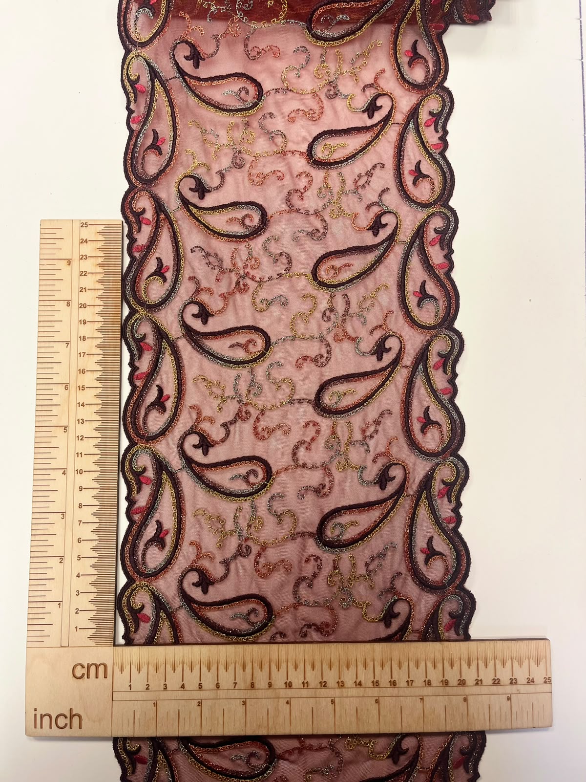Izšūta mežģīne 22 cm-tumši sārta ar zelta akcentiem