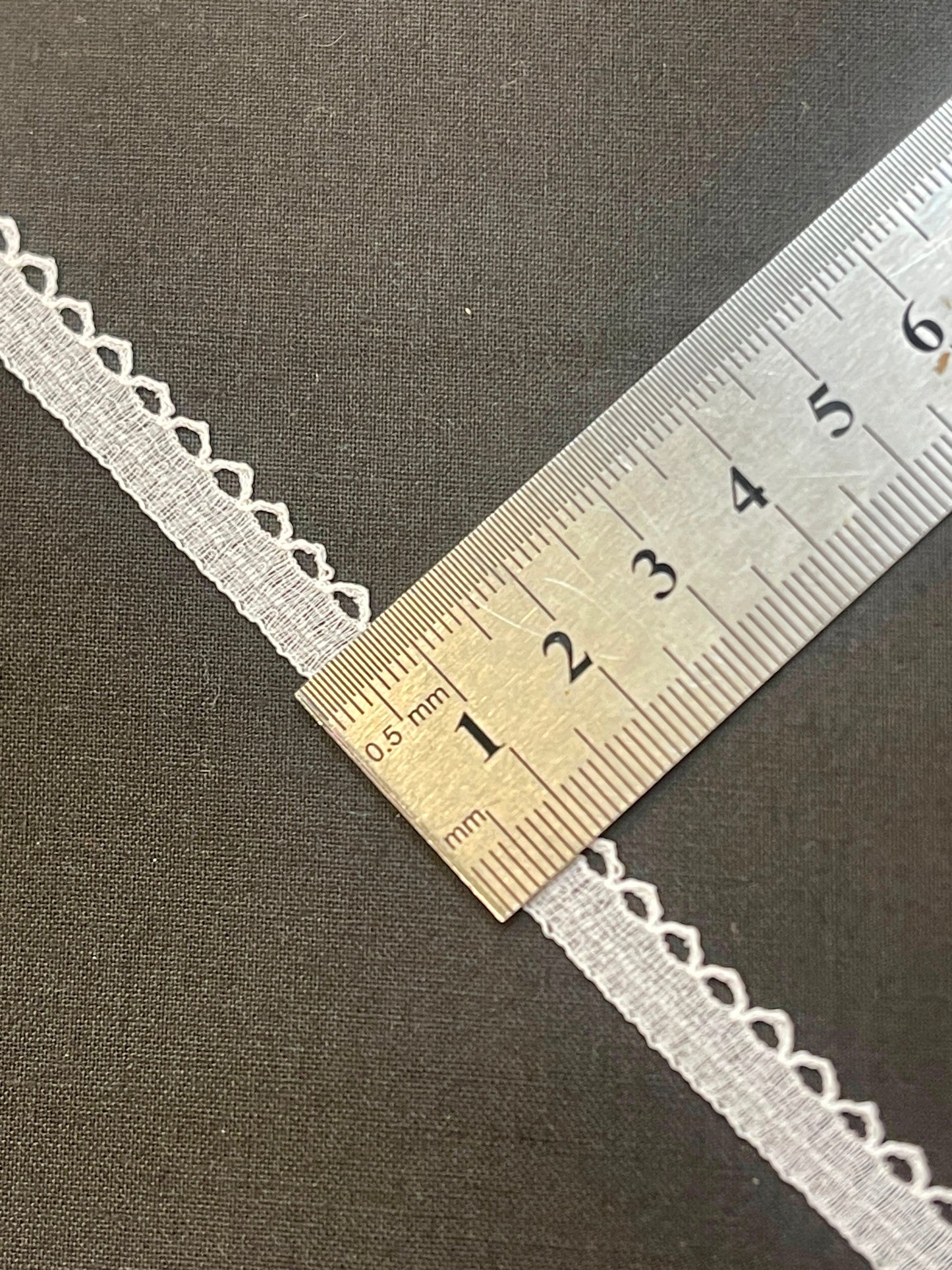 Mežģīne 1 cm-balta