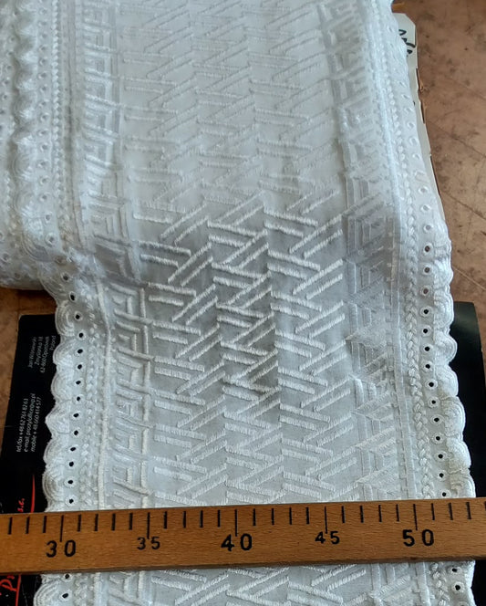 Izšūta mežģīne 22 cm-vaniņas balta