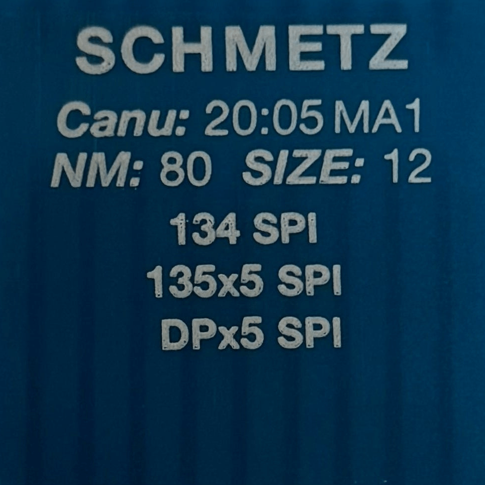 Image des aiguilles pour machines à coudre industrielles SCHMETZ DPx5 SPI – pour tissus épais et fins (10 pièces) – disponible chez Šarlotes audumi