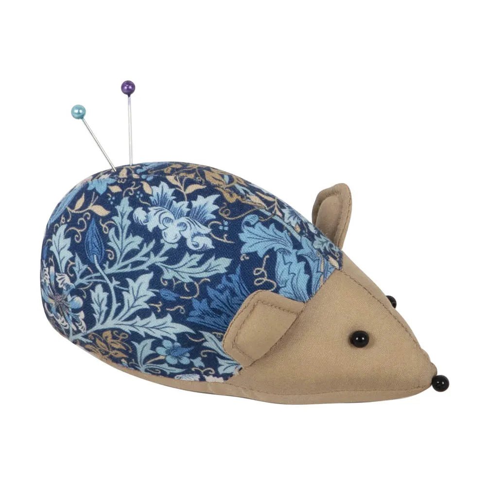 Image d’un pique-aiguilles hérisson à motif floral Hobby Gift – disponible chez Šarlotes audumi