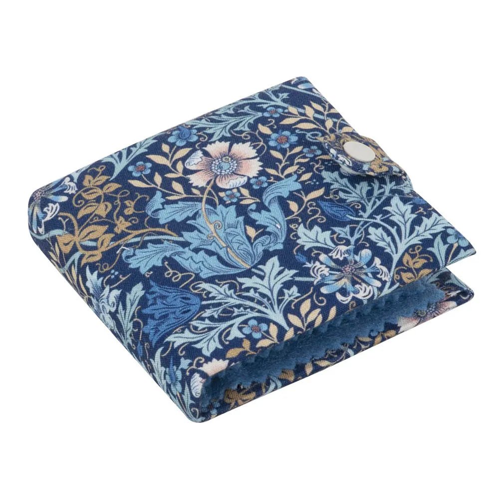 alt
Image of a Hobby Gift needle and scissor case with a floral pattern – available at Šarlotes audumi