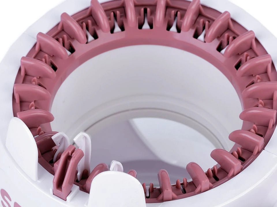 Image of the Sentro knitting machine – available at Šarlotes audumi