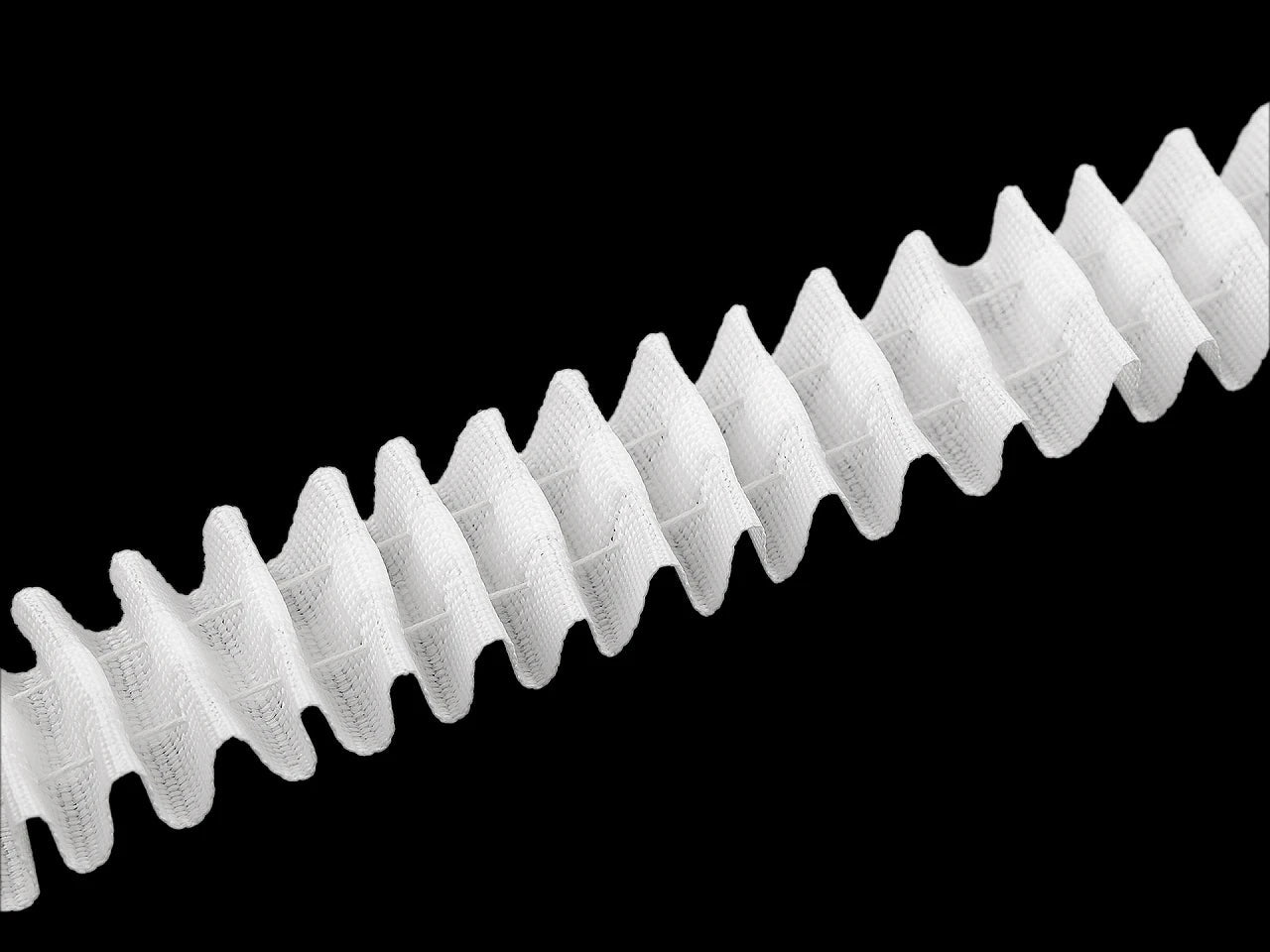 Image avec ruban pour rideaux 25 mm – disponible chez Šarlotes audumi