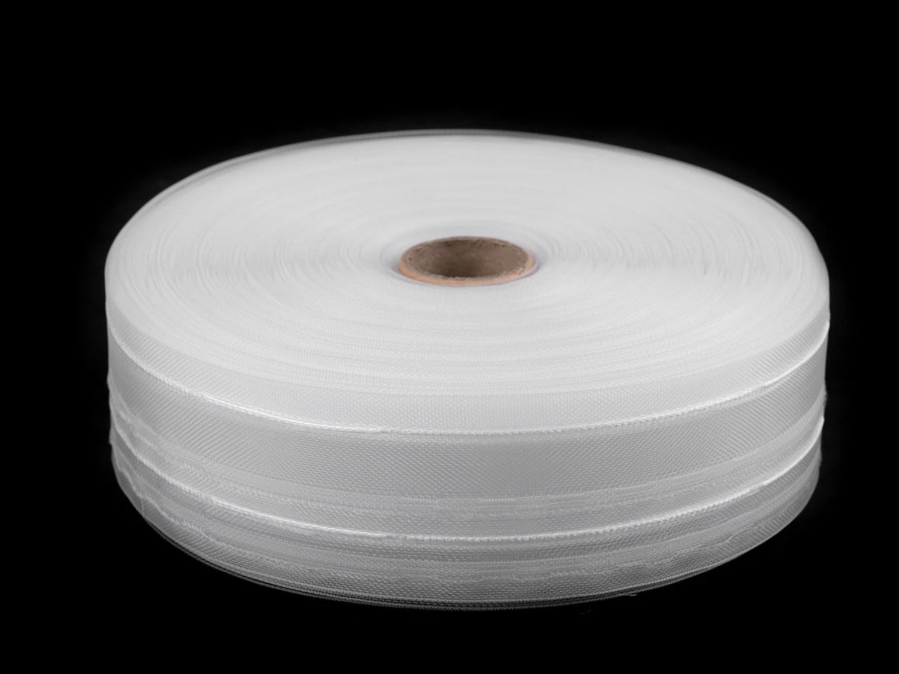 Image avec ruban à plis simples pour rideaux 50 mm – disponible chez Šarlotes audumi