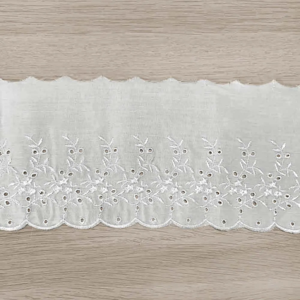 Image avec ruban de dentelle blanche brodée à motif ajouré ????? cm – disponible en ligne chez Šarlotes audumi