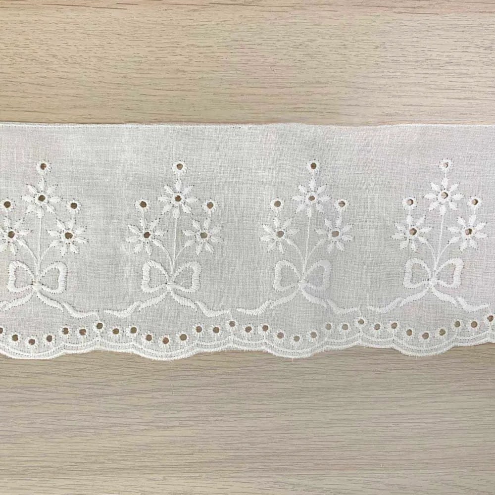 Image de ruban de dentelle blanche brodée à motif floral ????? cm – disponible en ligne chez Šarlotes audumi